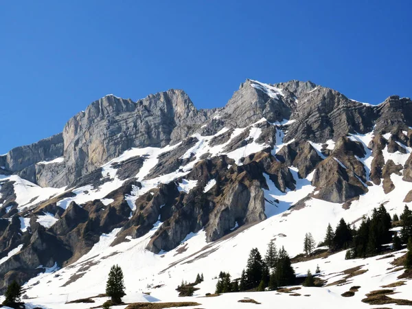 Rocky tepeleri Mutteristock (2295 m) ve Radertenstock (ya da Raedertenstock, 2294 m) Schwyz Prealps dağ sırası, Wagitalersee rezervuar gölü (Waegitalersee ya da Wagitaler gölü) - Glarus Kantonu, İsviçre / Schweiz
