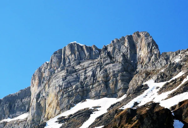 シュヴィーツ山脈のロッキーピーク ミューテリストック 2295 とワギタルゼー貯水池湖 WaegitalerseeまたはWagitaler湖 グララス スイス スイスのカントン — ストック写真