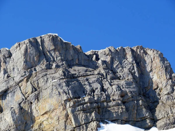 シュヴィーツ山脈のロッキーピーク ミューテリストック 2295 とワギタルゼー貯水池湖 WaegitalerseeまたはWagitaler湖 グララス スイス スイスのカントン — ストック写真