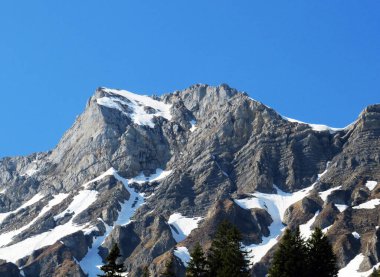 Schwyz Prealps dağ sırası ve Wagitalersee rezervuar gölü (Waegitalersee veya Wagitaler gölü) üzerindeki Rocky Peak Radertenstock (veya Raedertenstock, 2294 m) - Glarus Kantonu, İsviçre / Schweiz