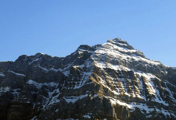 位于Glarus阿尔卑斯山山脉的Usser Furberg高山峰 或Usser Fuerberg 2605米 位于Klontalersee水库湖 Kloentalersee或Klontaler湖 和Kloental高山谷 瑞士Glarus州 Schweiz — 图库照片