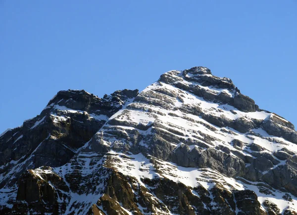 位于Glarus阿尔卑斯山山脉的Usser Furberg高山峰 或Usser Fuerberg 2605米 位于Klontalersee水库湖 Kloentalersee或Klontaler湖 和Kloental高山谷 瑞士Glarus州 Schweiz — 图库照片