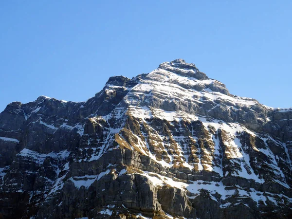 位于Glarus阿尔卑斯山山脉的Usser Furberg高山峰 或Usser Fuerberg 2605米 位于Klontalersee水库湖 Kloentalersee或Klontaler湖 和Kloental高山谷 瑞士Glarus州 Schweiz — 图库照片