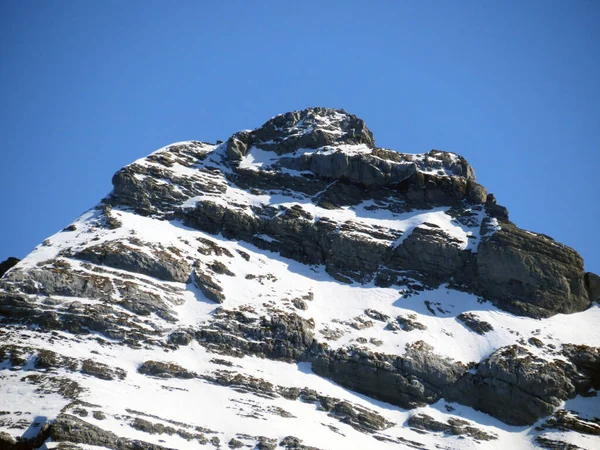 Alp zirvesi Kullanıcı Furberg (veya Kullanıcı Fuerberg, 2605 m) Glarus Alpleri dağ sırası, Klontalersee rezervuar gölü (Kloentalersee veya Klontaler Gölü) ve Kloental Alp Vadisi - Glarus Kantonu, İsviçre / Schweiz
