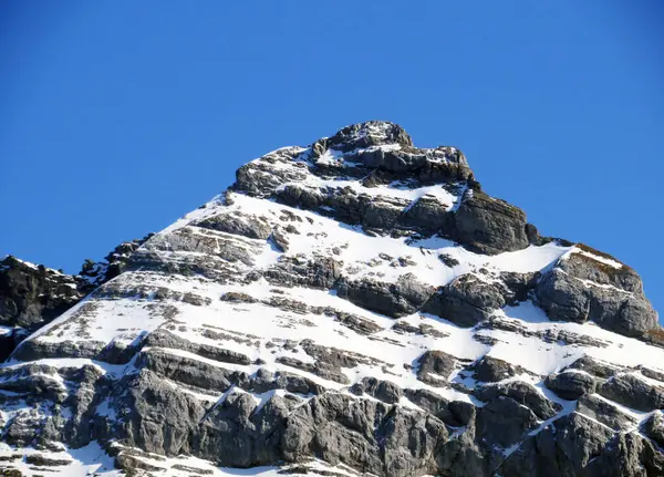 位于Glarus阿尔卑斯山山脉的Usser Furberg高山峰 或Usser Fuerberg 2605米 位于Klontalersee水库湖 Kloentalersee或Klontaler湖 和Kloental高山谷 瑞士Glarus州 Schweiz — 图库照片