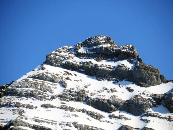 Alp zirvesi Kullanıcı Furberg (veya Kullanıcı Fuerberg, 2605 m) Glarus Alpleri dağ sırası, Klontalersee rezervuar gölü (Kloentalersee veya Klontaler Gölü) ve Kloental Alp Vadisi - Glarus Kantonu, İsviçre / Schweiz