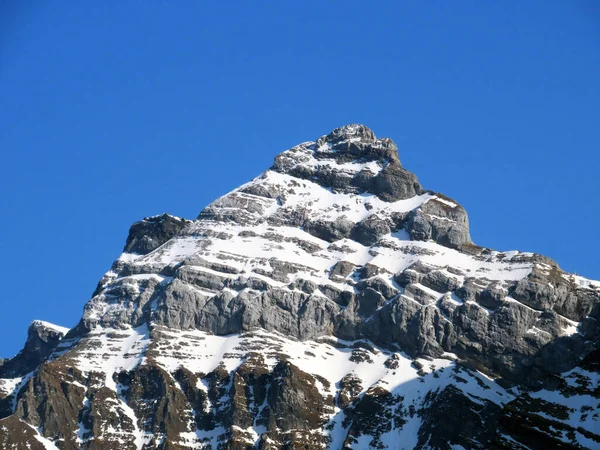 Alp zirvesi Kullanıcı Furberg (veya Kullanıcı Fuerberg, 2605 m) Glarus Alpleri dağ sırası, Klontalersee rezervuar gölü (Kloentalersee veya Klontaler Gölü) ve Kloental Alp Vadisi - Glarus Kantonu, İsviçre / Schweiz