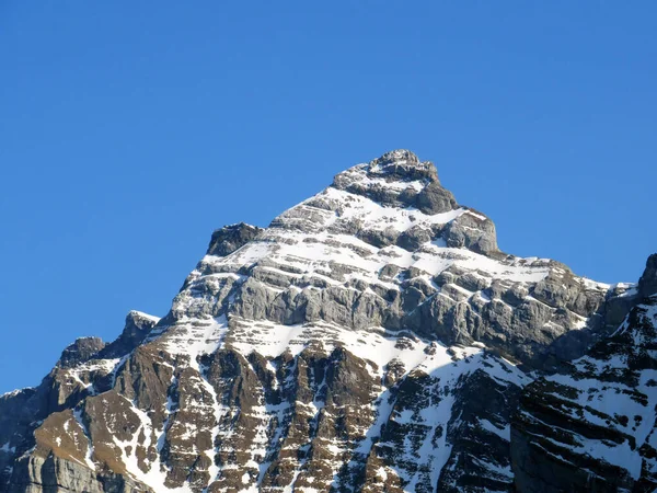 Alp zirvesi Kullanıcı Furberg (veya Kullanıcı Fuerberg, 2605 m) Glarus Alpleri dağ sırası, Klontalersee rezervuar gölü (Kloentalersee veya Klontaler Gölü) ve Kloental Alp Vadisi - Glarus Kantonu, İsviçre / Schweiz