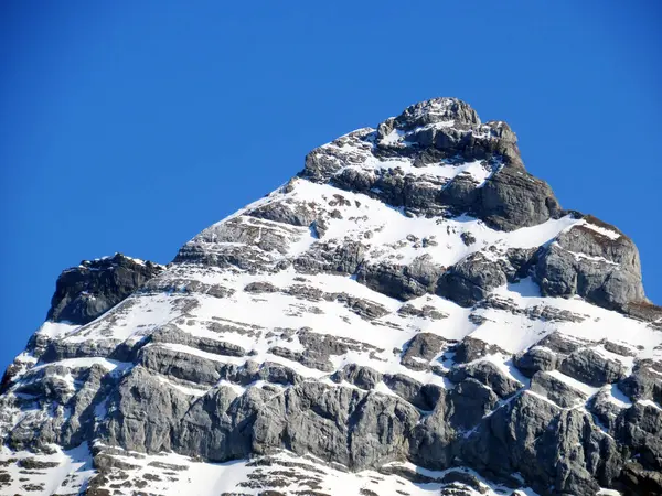 Alp zirvesi Kullanıcı Furberg (veya Kullanıcı Fuerberg, 2605 m) Glarus Alpleri dağ sırası, Klontalersee rezervuar gölü (Kloentalersee veya Klontaler Gölü) ve Kloental Alp Vadisi - Glarus Kantonu, İsviçre / Schweiz