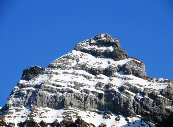 位于Glarus阿尔卑斯山山脉的Usser Furberg高山峰 或Usser Fuerberg 2605米 位于Klontalersee水库湖 Kloentalersee或Klontaler湖 和Kloental高山谷 瑞士Glarus州 Schweiz — 图库照片