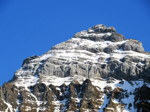 位于Glarus阿尔卑斯山山脉的Usser Furberg高山峰 或Usser Fuerberg 2605米 位于Klontalersee水库湖 Kloentalersee或Klontaler湖 和Kloental高山谷 瑞士Glarus州 Schweiz — 图库照片