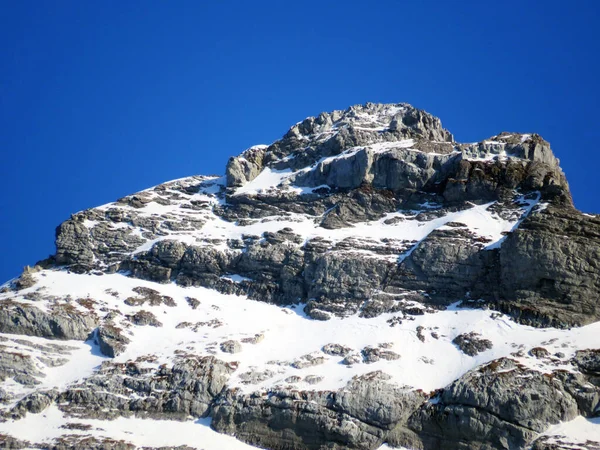 Alp zirvesi Kullanıcı Furberg (veya Kullanıcı Fuerberg, 2605 m) Glarus Alpleri dağ sırası, Klontalersee rezervuar gölü (Kloentalersee veya Klontaler Gölü) ve Kloental Alp Vadisi - Glarus Kantonu, İsviçre / Schweiz