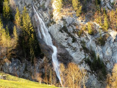 Sulzbachfall Şelalesi veya Klontal Vadisi 'nde Sulzbachfall Wasserfall ve Klontalersee Gölü (Klontaler Gölü veya Kloentalersee) - Glarus Kantonu, İsviçre / Schweiz