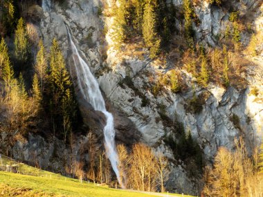 Sulzbachfall Şelalesi veya Klontal Vadisi 'nde Sulzbachfall Wasserfall ve Klontalersee Gölü (Klontaler Gölü veya Kloentalersee) - Glarus Kantonu, İsviçre / Schweiz