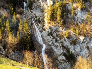 Sulzbachfall Şelalesi veya Klontal Vadisi 'nde Sulzbachfall Wasserfall ve Klontalersee Gölü (Klontaler Gölü veya Kloentalersee) - Glarus Kantonu, İsviçre / Schweiz