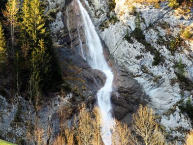 Sulzbachfall Şelalesi veya Klontal Vadisi 'nde Sulzbachfall Wasserfall ve Klontalersee Gölü (Klontaler Gölü veya Kloentalersee) - Glarus Kantonu, İsviçre / Schweiz