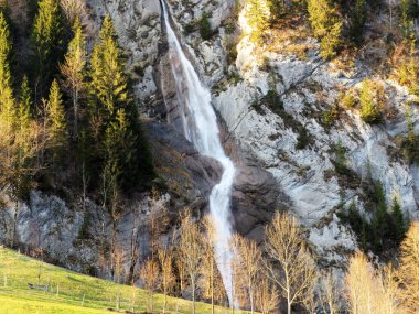 Sulzbachfall Şelalesi veya Klontal Vadisi 'nde Sulzbachfall Wasserfall ve Klontalersee Gölü (Klontaler Gölü veya Kloentalersee) - Glarus Kantonu, İsviçre / Schweiz