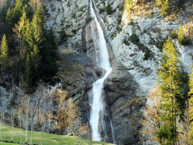 Sulzbachfall Şelalesi veya Klontal Vadisi 'nde Sulzbachfall Wasserfall ve Klontalersee Gölü (Klontaler Gölü veya Kloentalersee) - Glarus Kantonu, İsviçre / Schweiz