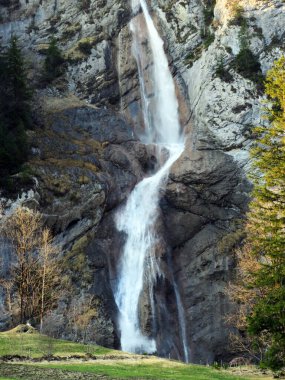 Sulzbachfall Şelalesi veya Klontal Vadisi 'nde Sulzbachfall Wasserfall ve Klontalersee Gölü (Klontaler Gölü veya Kloentalersee) - Glarus Kantonu, İsviçre / Schweiz