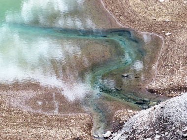Su altı kaynakları Klontalersee (Kloentalersee veya Klontaler Gölü) ve Klontal Alp Vadisi 'nde (Kloental veya Klon Vadisi) - Glarus Kantonu, İsviçre / Schweiz