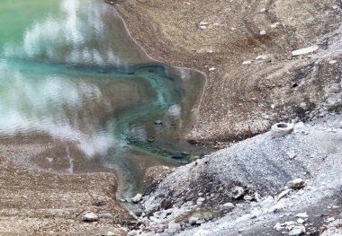 Su altı kaynakları Klontalersee (Kloentalersee veya Klontaler Gölü) ve Klontal Alp Vadisi 'nde (Kloental veya Klon Vadisi) - Glarus Kantonu, İsviçre / Schweiz