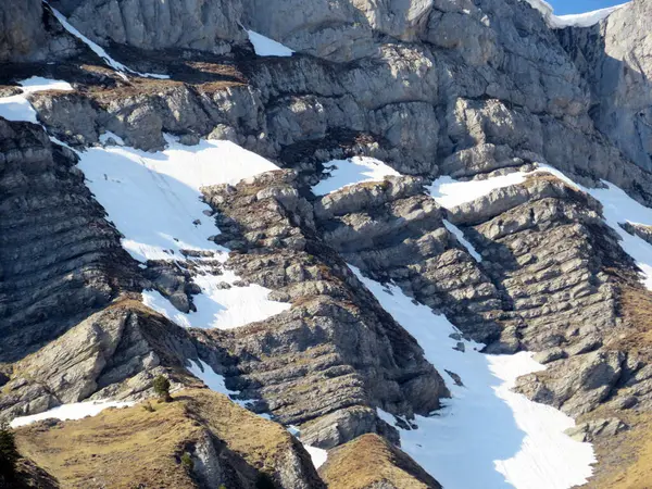 在瑞士阿尔卑斯山区Glarus山脉 瑞士Glarus州 Schweiz的早春和融雪期间的岩石和石头 — 图库照片