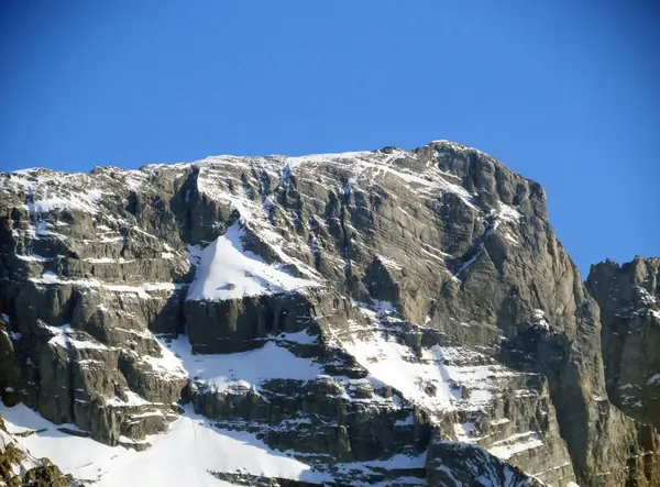 雪に覆われた高山のピークBos Fulen またはBoes Fulen 2801 Schwizのカントンで最も高いピークは Schwizアルプスの山塊に位置 グラス スイス スイスのカントン — ストック写真