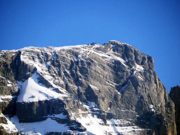 白雪覆盖的高山峰Bos Fulen 或Boes Fulen 2801米 瑞士格拉斯州施维茨阿尔卑斯山地块施维茨州的最高峰 — 图库照片