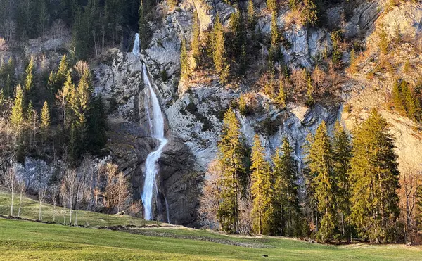 Sulzbachfall Şelalesi veya Klontal Vadisi 'nde Sulzbachfall Wasserfall ve Klontalersee Gölü (Klontaler Gölü veya Kloentalersee) - Glarus Kantonu, İsviçre / Schweiz