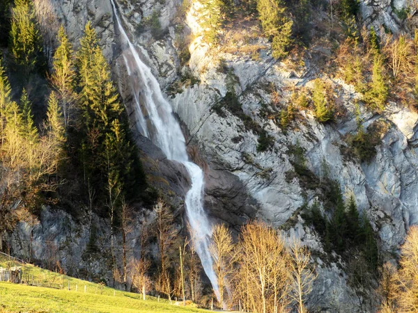 Sulzbachfall Şelalesi veya Klontal Vadisi 'nde Sulzbachfall Wasserfall ve Klontalersee Gölü (Klontaler Gölü veya Kloentalersee) - Glarus Kantonu, İsviçre / Schweiz