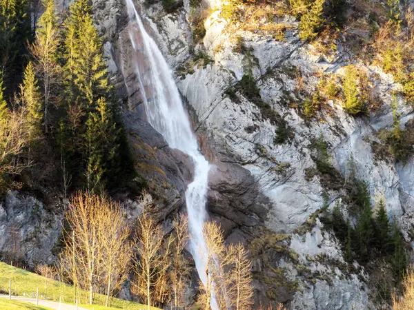 Sulzbachfall Şelalesi veya Klontal Vadisi 'nde Sulzbachfall Wasserfall ve Klontalersee Gölü (Klontaler Gölü veya Kloentalersee) - Glarus Kantonu, İsviçre / Schweiz