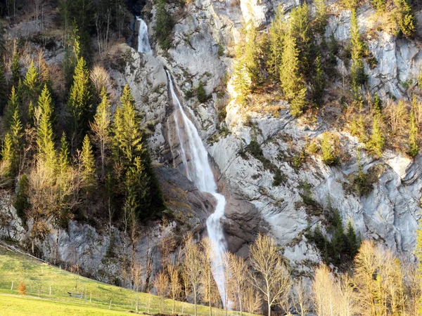 Sulzbachfall Şelalesi veya Klontal Vadisi 'nde Sulzbachfall Wasserfall ve Klontalersee Gölü (Klontaler Gölü veya Kloentalersee) - Glarus Kantonu, İsviçre / Schweiz