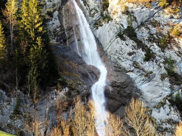 Sulzbachfall Şelalesi veya Klontal Vadisi 'nde Sulzbachfall Wasserfall ve Klontalersee Gölü (Klontaler Gölü veya Kloentalersee) - Glarus Kantonu, İsviçre / Schweiz