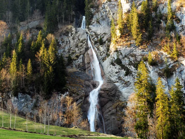 Sulzbachfall Şelalesi veya Klontal Vadisi 'nde Sulzbachfall Wasserfall ve Klontalersee Gölü (Klontaler Gölü veya Kloentalersee) - Glarus Kantonu, İsviçre / Schweiz