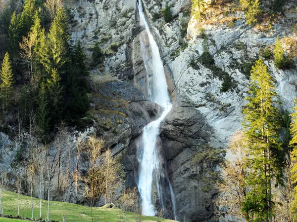 Sulzbachfall Şelalesi veya Klontal Vadisi 'nde Sulzbachfall Wasserfall ve Klontalersee Gölü (Klontaler Gölü veya Kloentalersee) - Glarus Kantonu, İsviçre / Schweiz
