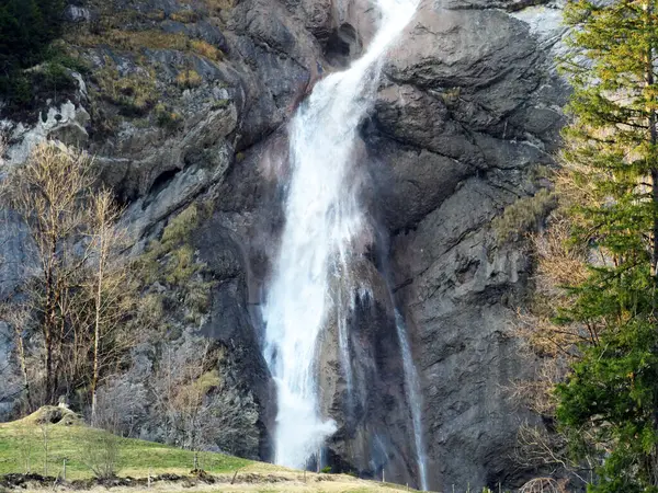 Sulzbachfall Şelalesi veya Klontal Vadisi 'nde Sulzbachfall Wasserfall ve Klontalersee Gölü (Klontaler Gölü veya Kloentalersee) - Glarus Kantonu, İsviçre / Schweiz