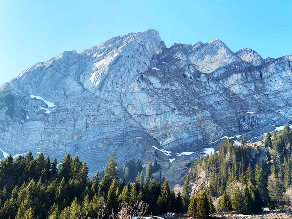 位于Glarus阿尔卑斯山山脉 Klontalersee Kloentalersee 水库湖和Klontal Alpine山谷 瑞士Glarus州 Schweiz的落基峰Ochsenchopf 2179米 — 图库照片