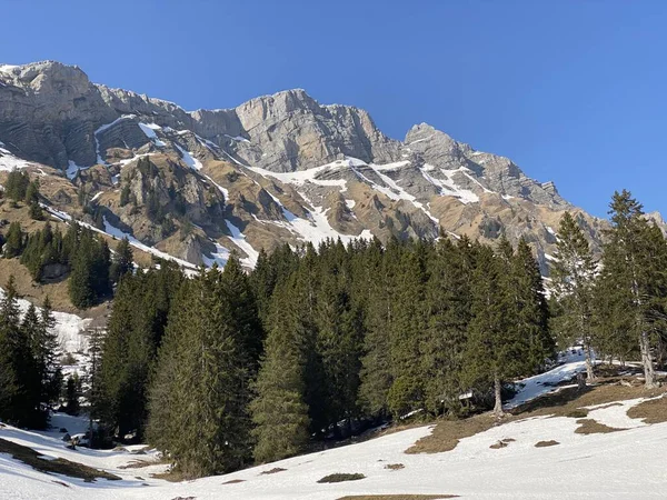 Skalisty Szczyt Torberg 2104 Alpach Glarskich Nad Jeziorem Klontalersee Jezioro — Zdjęcie stockowe