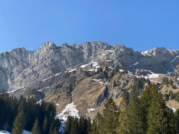 Pico Rocoso Torberg 2104 Cordillera Los Alpes Glarus Sobre Lago —  Fotos de Stock