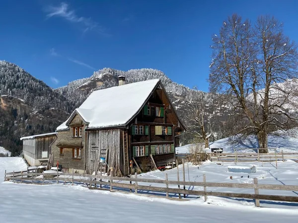 Traditionele Zwitserse Architectuur Houten Alpenhuizen Winterse Sfeer Van Verse Witte — Stockfoto