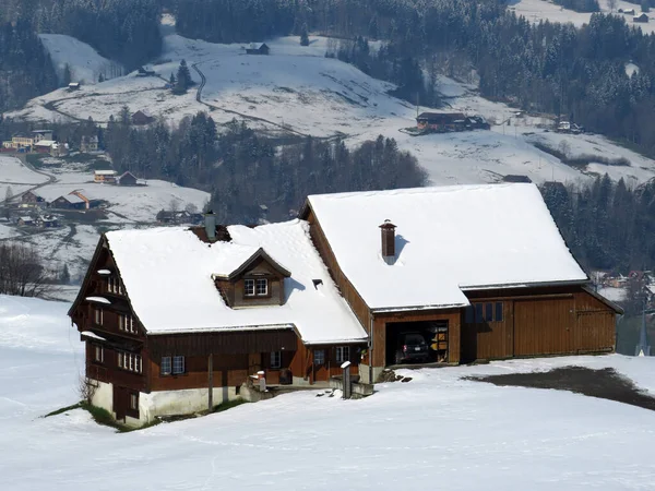 Hagyományos Svájci Építészet Faalpesi Házak Télen Friss Fehér Hótakaró Nesslau — Stock Fotó