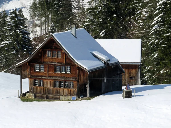 Arquitetura Tradicional Suíça Casas Alpinas Madeira Ambiente Inverno Neve Branca — Fotografia de Stock