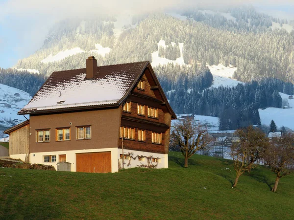 新鮮な白い雪のカバー ネスラウ州の冬の雰囲気の中で伝統的なスイスの建築と木造の高山の家 Obertoggenburg スイス スイス — ストック写真