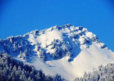 Ijental Vadisi 'nde ve Obertoggenburg bölgesinde yer alan Speermuerli (veya Speermuerli, 1745 m) karlı dağ zirvesi, Nesslau - İsviçre / İsviçre' nin St. Gallen Kantonu)