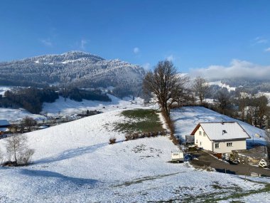 Alpstein ve Churfirsten dağ kitleleri, Nesslau - Obertoggenburg bölgesi, İsviçre / Schweiz arasındaki Thur nehir vadisinde (veya Thurtal) kar yağışı görülür.