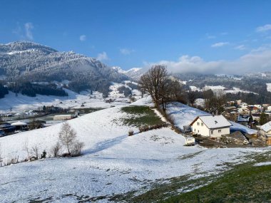 Alpstein ve Churfirsten dağ kitleleri, Nesslau - Obertoggenburg bölgesi, İsviçre / Schweiz arasındaki Thur nehir vadisinde (veya Thurtal) kar yağışı görülür.