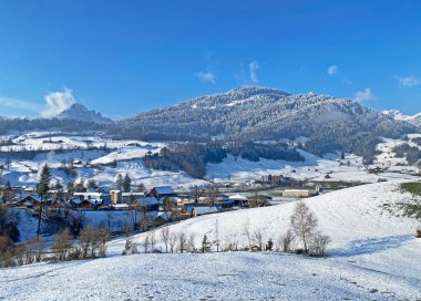 Alpstein ve Churfirsten dağ kitleleri, Nesslau - Obertoggenburg bölgesi, İsviçre / Schweiz arasındaki Thur nehir vadisinde (veya Thurtal) kar yağışı görülür.