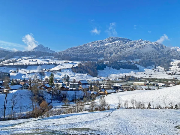 Alpstein ve Churfirsten dağ kitleleri, Nesslau - Obertoggenburg bölgesi, İsviçre / Schweiz arasındaki Thur nehir vadisinde (veya Thurtal) kar yağışı görülür.