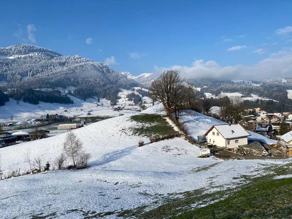 Alpstein ve Churfirsten dağ kitleleri, Nesslau - Obertoggenburg bölgesi, İsviçre / Schweiz arasındaki Thur nehir vadisinde (veya Thurtal) kar yağışı görülür.