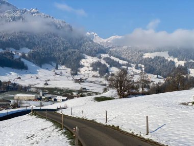 Obertoggenburg Vadisi 'nin yukarısındaki kırsal dağlık yol boyunca ve Alpstein dağ sırasının yamaçlarında - Nesslau, İsviçre (Schweiz)